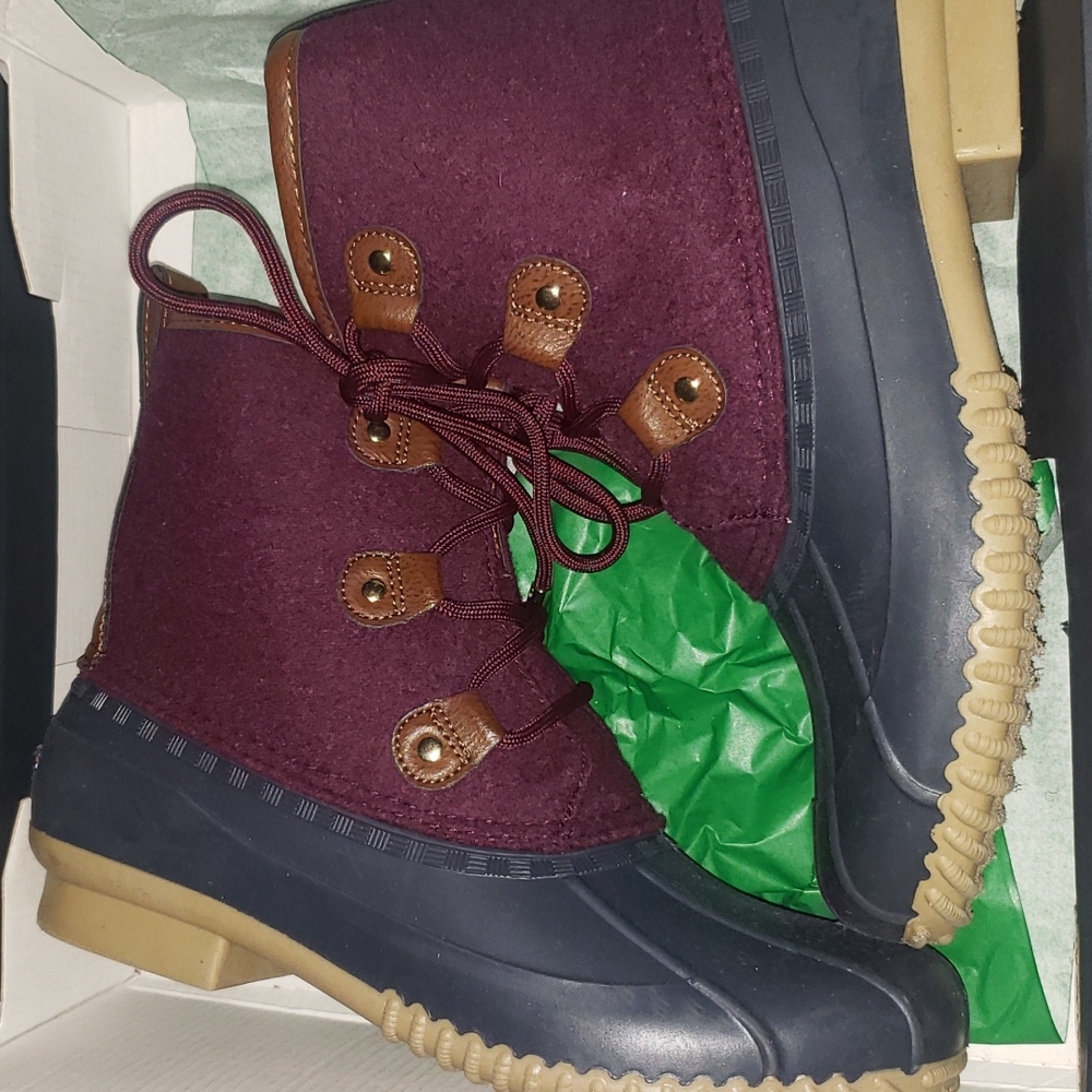 Women Duck Boots with the box